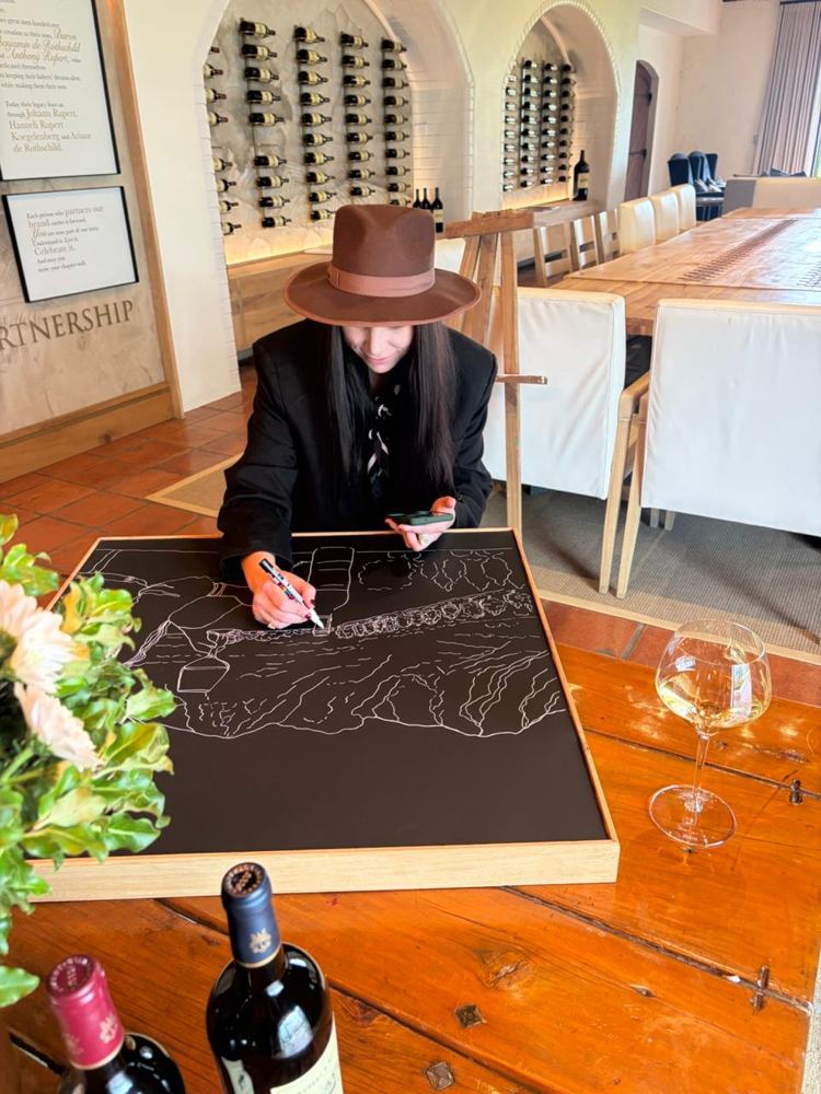 Hilde drawing a line artwork live at a wine estate